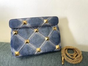 medium-roman-stud-the-shoulder-bag-in-denim-with-chain