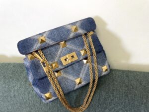 medium-roman-stud-the-shoulder-bag-in-denim-with-chain