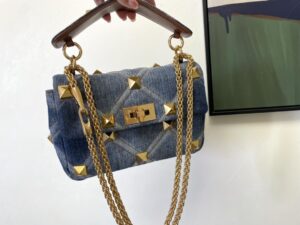 medium-roman-stud-the-shoulder-bag-in-denim-with-chain