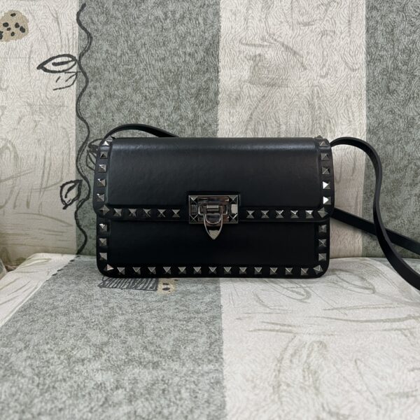 rockstud23-e-w-smooth-calfskin-shoulder-bag