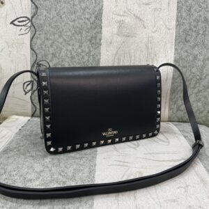 rockstud23-e-w-smooth-calfskin-shoulder-bag